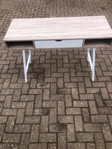 Leuk bureau beschikbaar voor biedingen