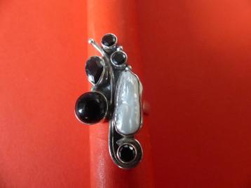 Mooie Sierlijke Zilveren Ring met Lange Parel en Zwarte Onix beschikbaar voor biedingen