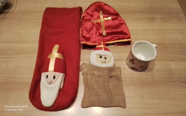 Sinterklaas Set: Sjaal, Mijter, Zakje & Mok, Diversen, Sinterklaas, Gebruikt, Ophalen of Verzenden