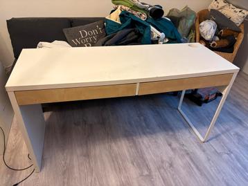 Bureau wit beschikbaar voor biedingen