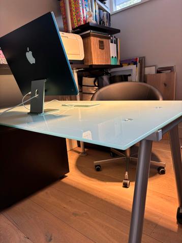 Bureau van melkglas, Ikea Galant 160x80 op wielen - afbeelding 6