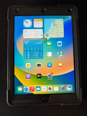 iPad 5e gen met otterbox hoes beschikbaar voor biedingen
