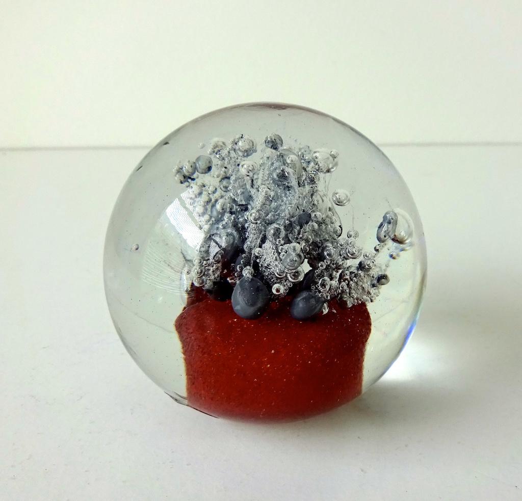 Glazen presse papier helder rood luchtbellen Ozzaro 3502-p, Antiek en Kunst, Antiek | Glas en Kristal, Ophalen of Verzenden