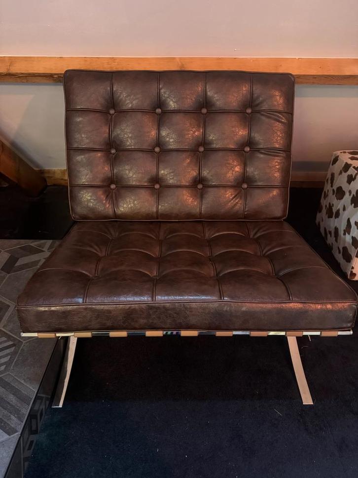 Barcelona chair (replica), Huis en Inrichting, Fauteuils, Zo goed als nieuw, Kunststof, Metaal, 75 tot 100 cm, Minder dan 75 cm