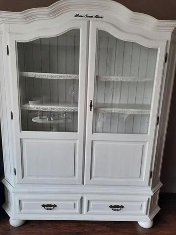 Prachtige witte handgemaakte buffetkast met lades beschikbaar voor biedingen