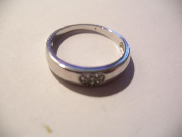 Een mooie Zilveren Set van Ring met Oorbellen en Zirkonia beschikbaar voor biedingen