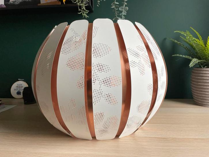 Grote wit + koper lampenkap met bloemmotief, Huis en Inrichting, Lampen | Hanglampen, Gebruikt, Minder dan 50 cm, Metaal, Ophalen