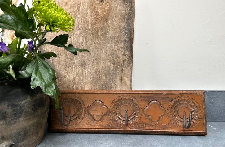 Oude kapstok houten plank mandala & haken india sober sleet, Antiek en Kunst, Curiosa en Brocante, Ophalen of Verzenden