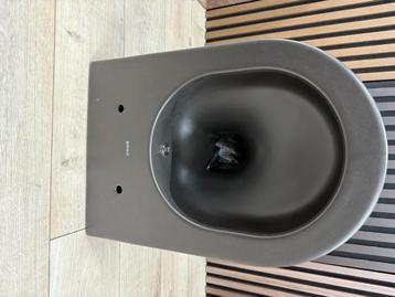 Zwarte wc pot + wc bril met bidet  beschikbaar voor biedingen