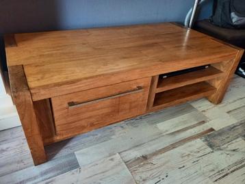 𝗟𝗮𝗮𝘁𝘀𝘁𝗲 𝗸𝗮𝗻𝘀! Mooie Teakhouten Salontafel beschikbaar voor biedingen