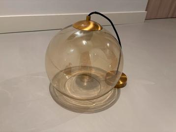 Glazen Hanglamp met Gouden Details beschikbaar voor biedingen