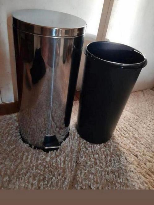 Te koop,Ikea Prullenbak met pedaal functie., Huis en Inrichting, Woonaccessoires | Prullenbakken, Zo goed als nieuw, Metaal, 50 tot 75 cm