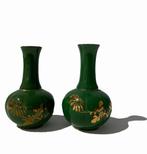 2x miniatuur VAASJE groen porselein gouden motieven Chinees, Antiek en Kunst, Ophalen