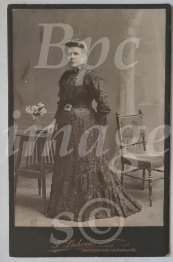Kabinetfoto vrouw staand 1900 Amsterdam beschikbaar voor biedingen
