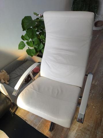 Prachtige wit leren fauteuil met voetenbankje beschikbaar voor biedingen