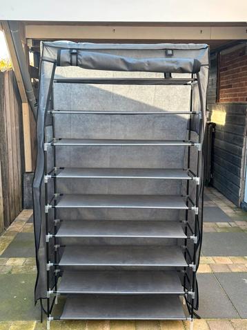 Schoenenrek met stofkap beschikbaar voor biedingen