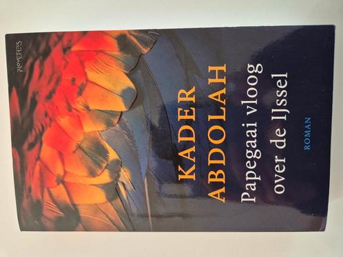 Kader Abdolah - Papegaai vloog over de IJssel- als nieuw, Boeken, Literatuur, Zo goed als nieuw, Nederland, Ophalen of Verzenden