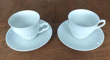 Set van 2 kop en schotels. Kleur wit. Hoogte kop ca. 6,5 cm. beschikbaar voor biedingen