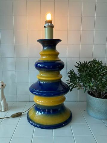 Opvallende vintage tafellamp keramiek geel blauw gekleurd beschikbaar voor biedingen