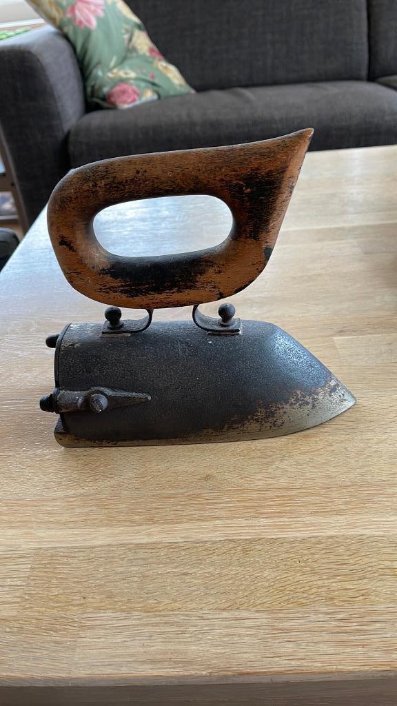 Antiek kolenstrijkijzer / strijkbout met houten handvat, Antiek en Kunst, Antiek | Koper en Brons, Ophalen of Verzenden