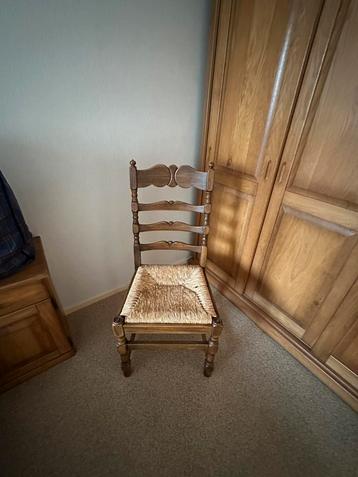 Rotan stoeltje beschikbaar voor biedingen