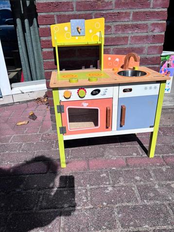 Houten speelgoed keukentje beschikbaar voor biedingen