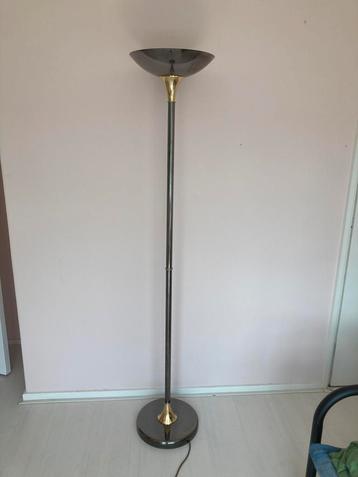 Design vloerlamp met luxe messing accenten beschikbaar voor biedingen