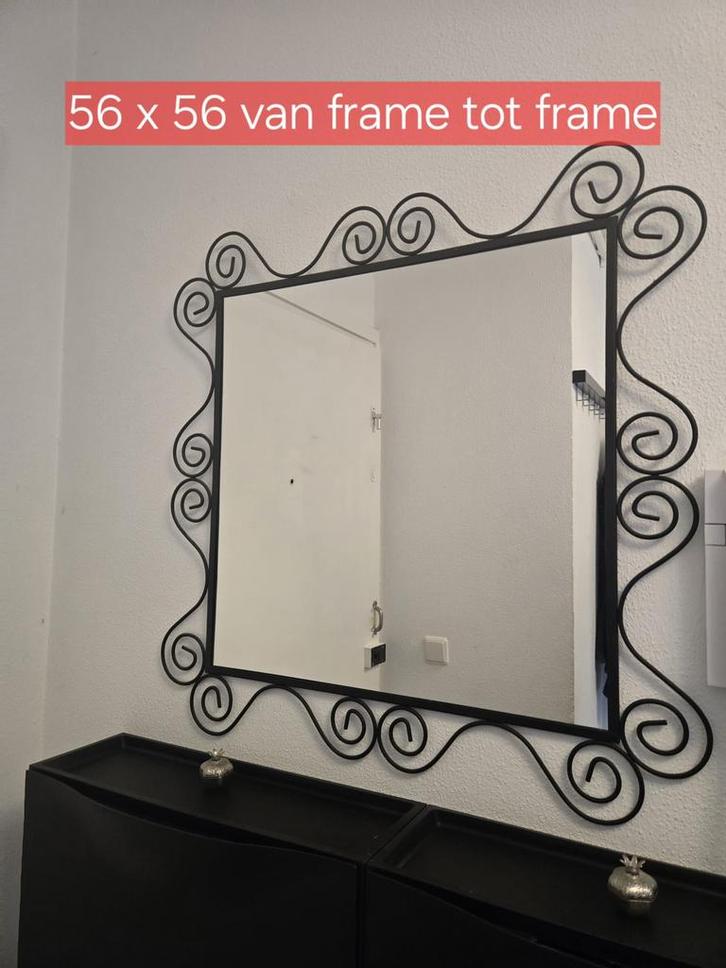 Sierlijke wandspiegel – 56 x 56 cm, Huis en Inrichting, Woonaccessoires | Spiegels, Zo goed als nieuw, 50 tot 75 cm, Minder dan 100 cm