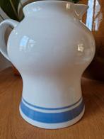 Witblauwe schenkkan, Antiek en Kunst, Antiek | Vazen, Ophalen of Verzenden