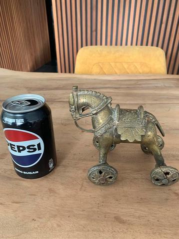 Antiek tempel speelgoed beschikbaar voor biedingen