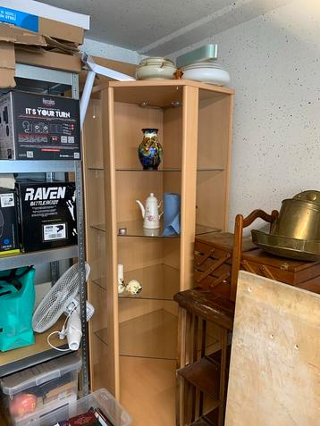 Hoekkast, vitrine kast met glazen planken beschikbaar voor biedingen