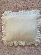 Wit Sierkussen met Roesselrand 30x30cm, Huis en Inrichting, Woonaccessoires | Kussens, Ophalen of Verzenden, Zo goed als nieuw