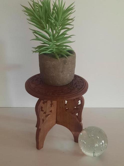 Inklapbaar bijzet tafeltje van India houtsnijwerk , vintage, Antiek en Kunst, Curiosa en Brocante, Ophalen of Verzenden