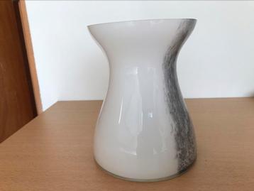 Glazen vaas wit met een grijze band in goede staat