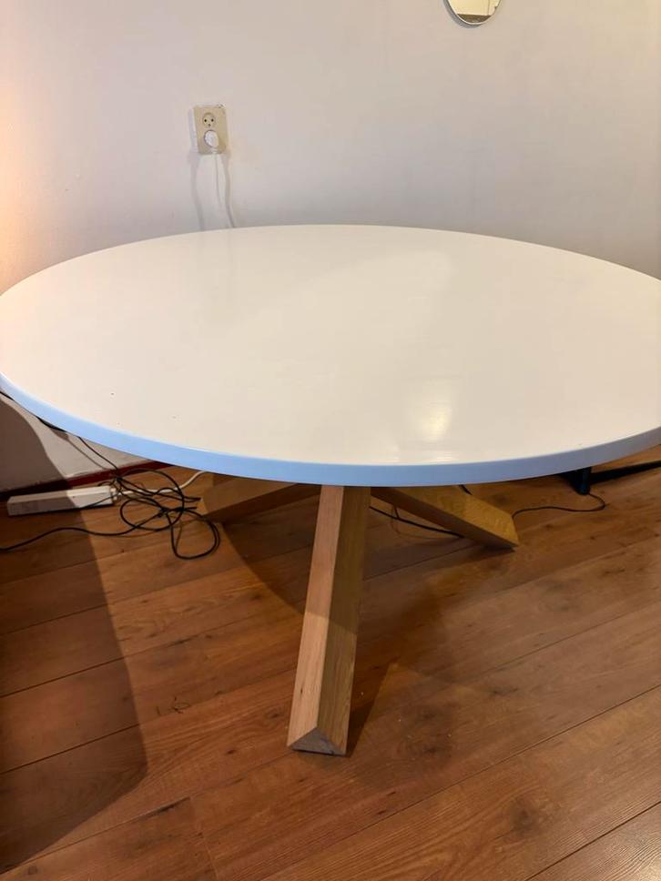 Witte ronde eettafel met houten poten, Huis en Inrichting, Tafels | Eettafels, Gebruikt, 100 tot 150 cm, Vijf personen of meer