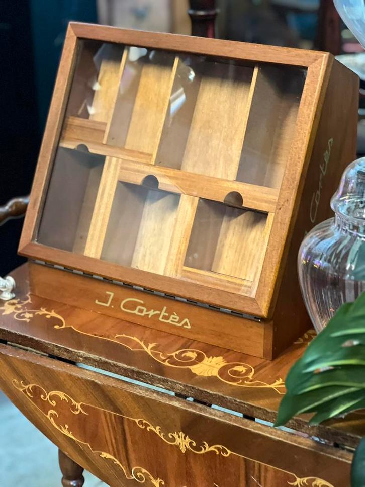 Oude sigaren vitrine toonbank kast, Verzamelen, Rookartikelen, Aanstekers en Luciferdoosjes, Zo goed als nieuw, Tabaksdoos of Verpakking