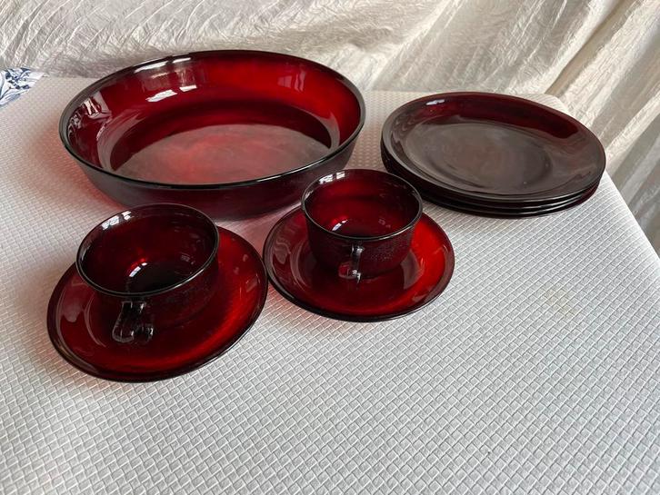 Arcocor sierra servies rood vintage, Huis en Inrichting, Keuken | Tupperware, Gebruikt, Schaal, Rood, Ophalen of Verzenden