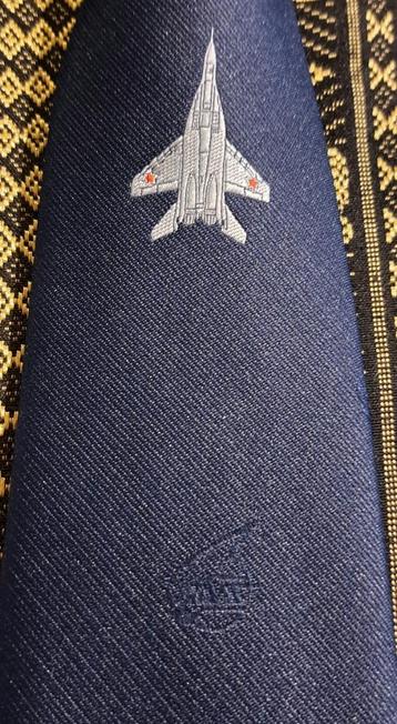 Straaljager stropdas omhoog vliegend in het midden beschikbaar voor biedingen