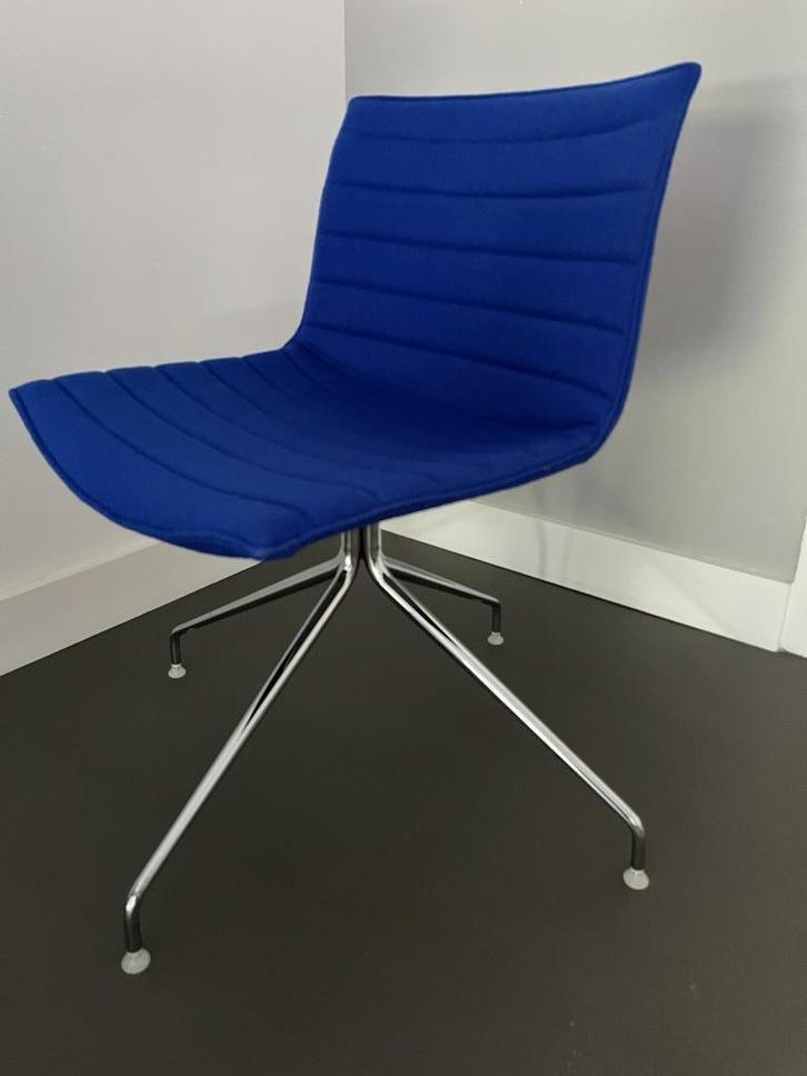 Arper | Catifa | Vergaderstoel | Bureaustoel | 2x Draaistoel, Huis en Inrichting, Stoelen, Zo goed als nieuw, Twee, Metaal, Stof