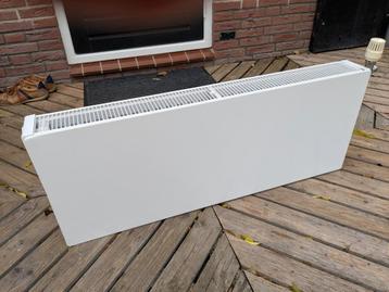 Radiator type 22 met ophangbeugels en thermostaatknop beschikbaar voor biedingen