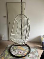 Mooie witte hangstoel met standaard, Huis en Inrichting, Stoelen, Ophalen, Gebruikt, Wit, Riet of Rotan