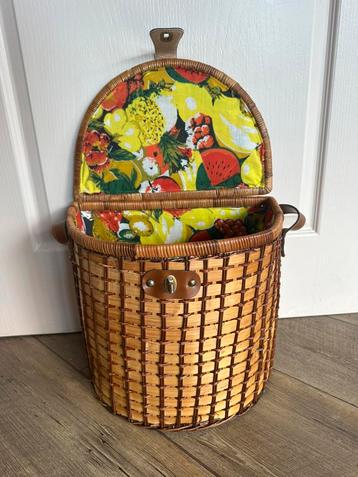 Retro vintage picknickmand beschikbaar voor biedingen