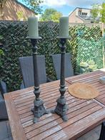 2 grote oude brocante Gietijzeren kandelaars, Ophalen, 50 tot 75 cm, Grijs, Zo goed als nieuw