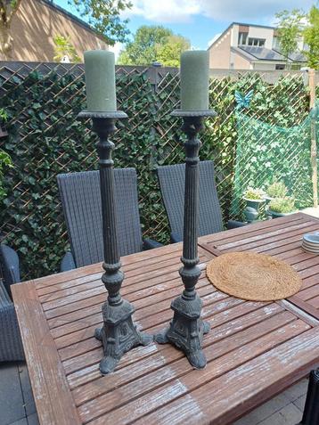 2 grote oude brocante Gietijzeren kandelaars  beschikbaar voor biedingen