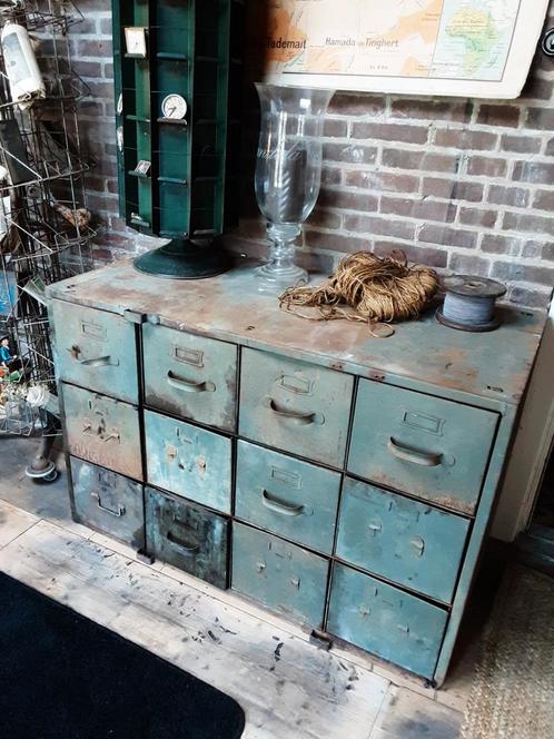 Oude ijzeren kast vakkenkast ladenkast industrieel, Antiek en Kunst, Curiosa en Brocante, Ophalen