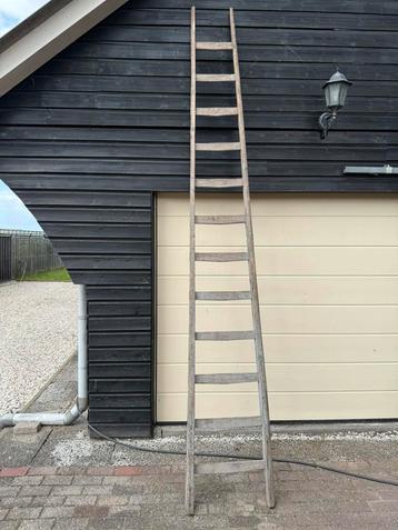 Vintage houten ladder 365 cm hoog beschikbaar voor biedingen