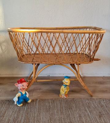 Vintage rotan wieg  beschikbaar voor biedingen