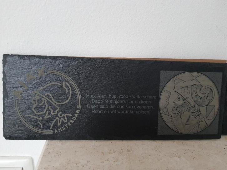 AJAX plateau gegraveerd in leisteen, Verzamelen, Sportartikelen en Voetbal, Nieuw, Overige typen, Ajax, Ophalen of Verzenden