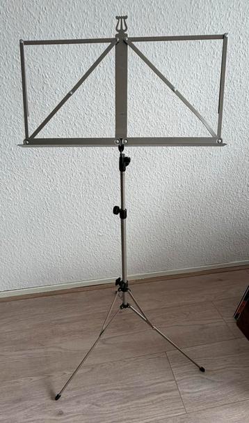 K&M muziekstandaard beschikbaar voor biedingen