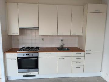 Gebruikte keuken met inbouwapparatuur  beschikbaar voor biedingen